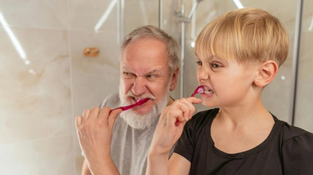 식사 직후 바로 양치질을 준비하는 어르신과 손자의 모습