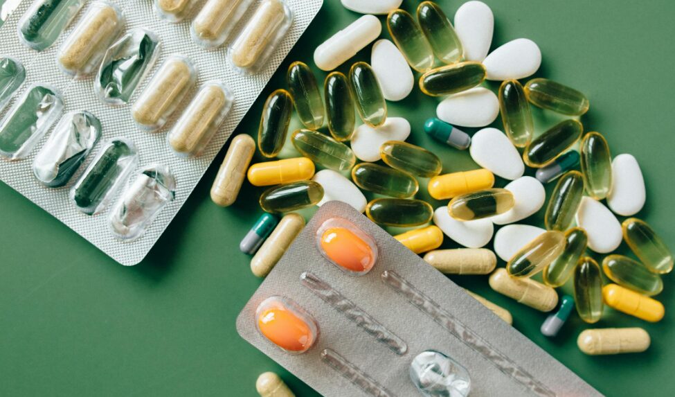 여러 종류의 영양제를 한꺼번에 복용할 때 주의가 필요한 노년층 영양제 관리