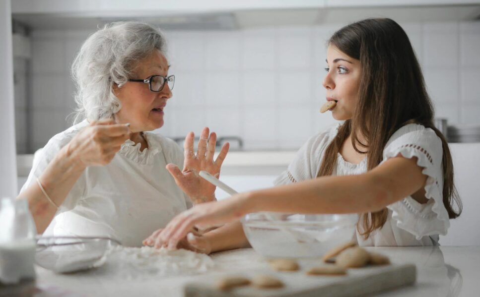 치매 예방을 위해 활동적인 생활을 하시는 어르신