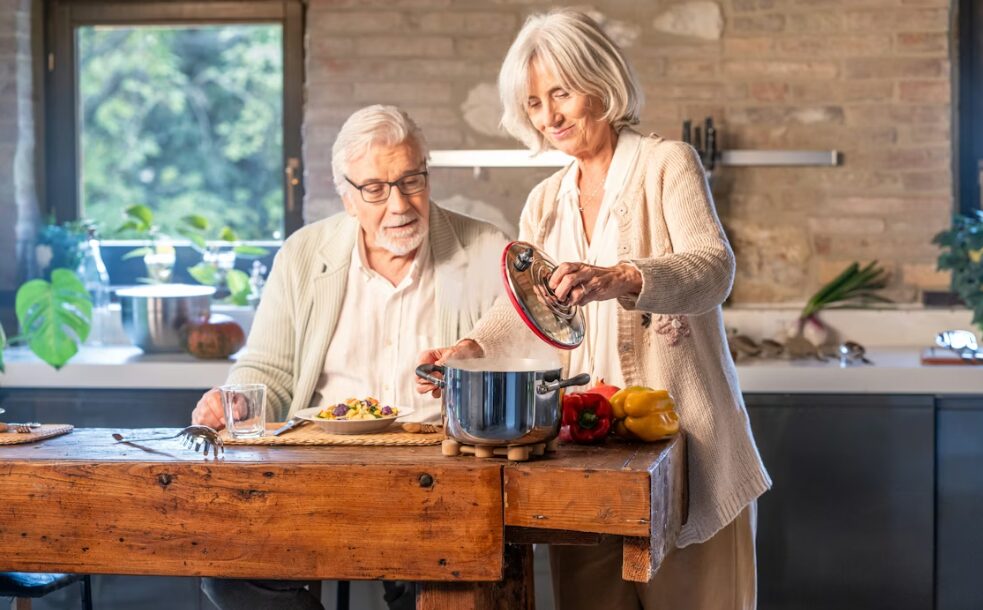 어르신들을 위해 안전하게 차려진 건강한 식사 상차