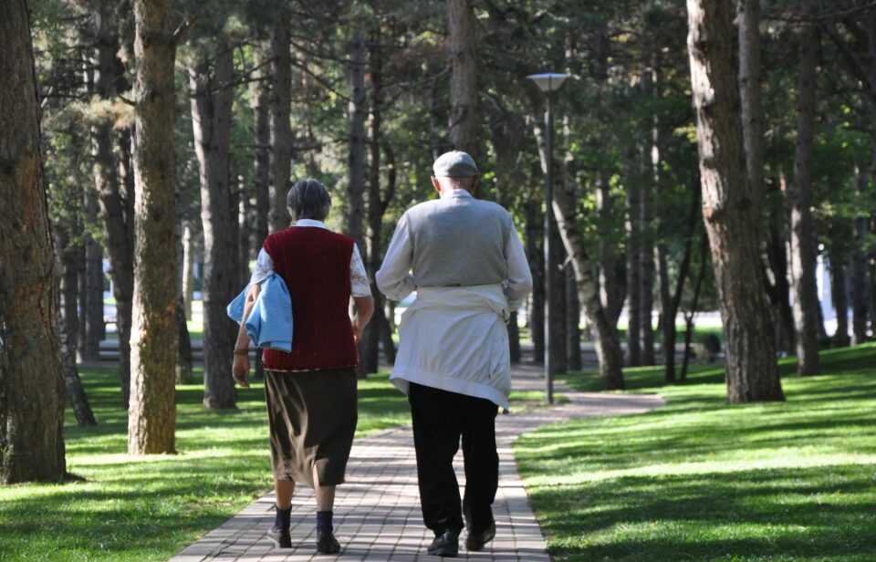 식사 직후 바로 산책을 나가려는 노부부의 모습