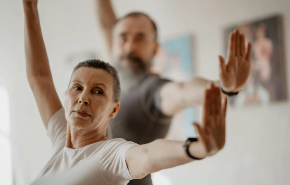 식후 가벼운 스트레칭을 하며 휴식을 취하며 산책 준비를 하는 어르신