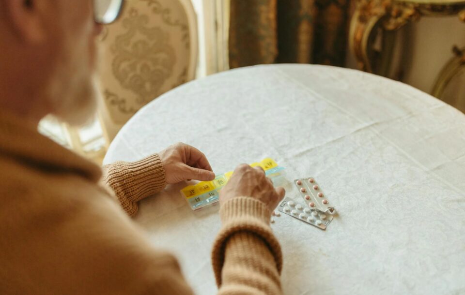 식사후 알맞은 시간에 맞는 영양제를 챙겨 먹기위해 종류별로 정리하는 모습