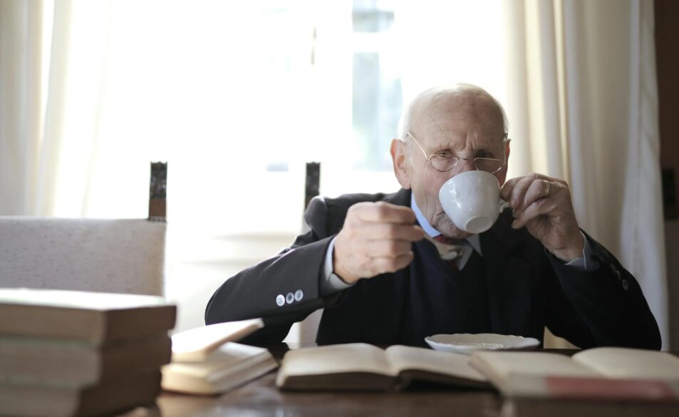 식사 후 아주 뜨거운 차를 바로 마시려는 어르신의 모습