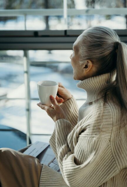 적당히 식은 차를 여유롭게 즐기는 부모님의 건강한 모습