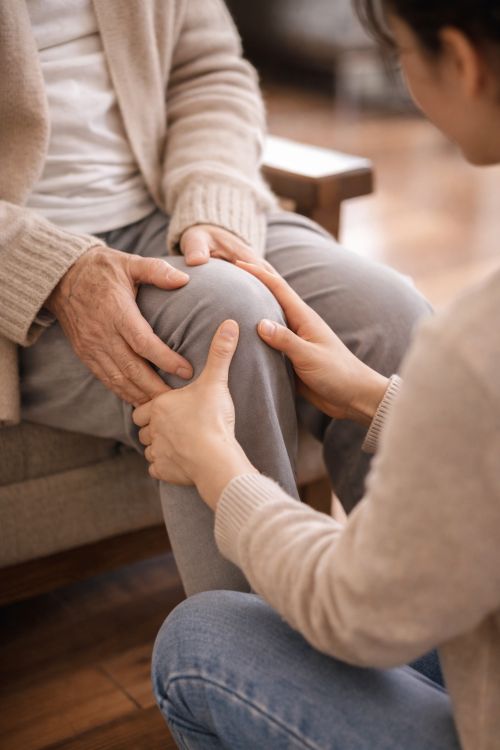 부모님 무릎 관절염 증상 3가지 완화를 위해 무릎 상태를 살피는 자녀