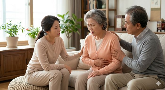 거실에서 대상포진 초기증상인 옆구리 통증을 느끼는 노모와 걱정하는 딸